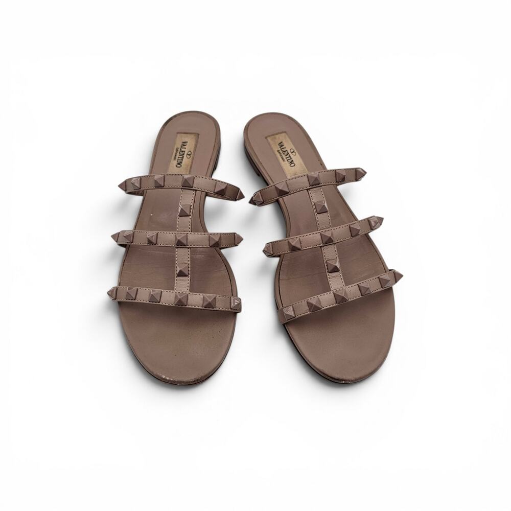 Valentino Garavani Rockstud Cage Flat Sandal Nude Beige Leather Size 37.5 7.5